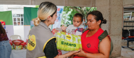 mujer entrega paquetes