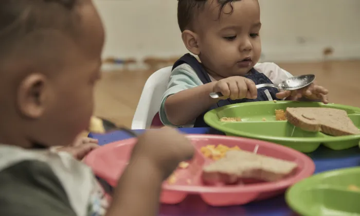 niños cenando
